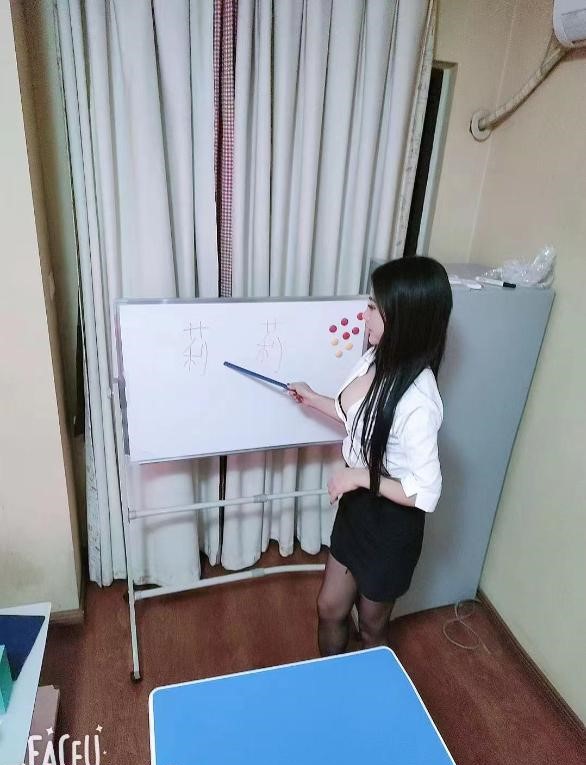 图片[2]-玩角色扮演的美女-91茶馆