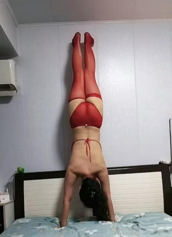 图片[3]-妹子会倒立吃鸡-91茶馆