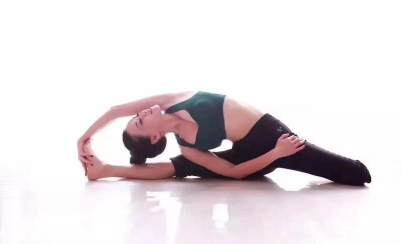 图片[2]-练瑜伽的小姐姐-91茶馆