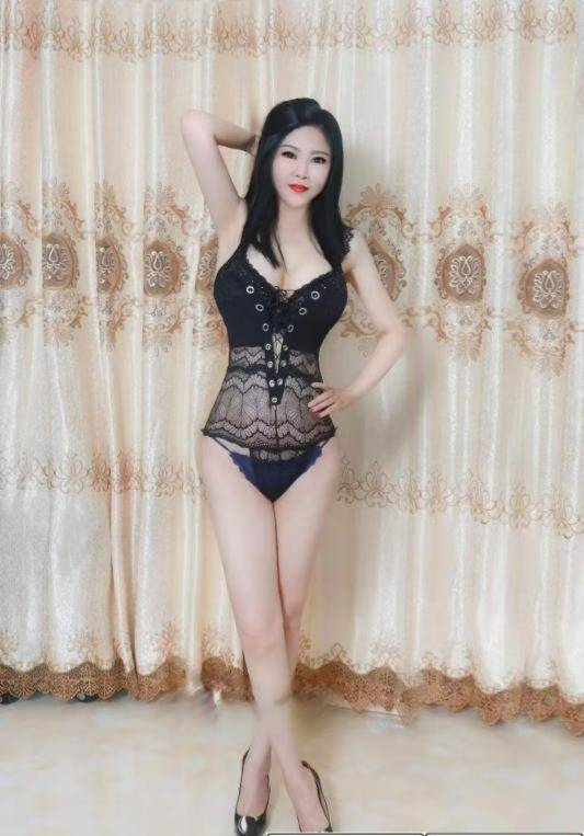 草房翘臀潮喷大眼少妇-91茶馆